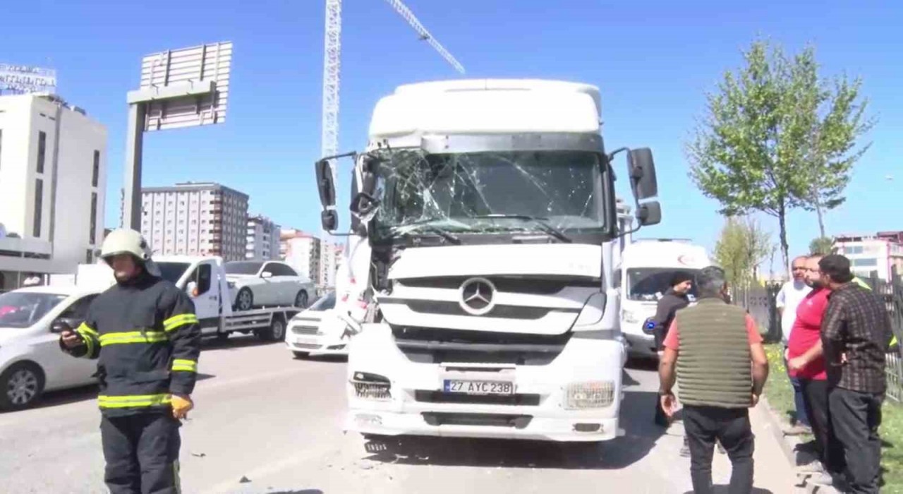 Gaziantepte 2 tır çarpıştı: 1 yaralı