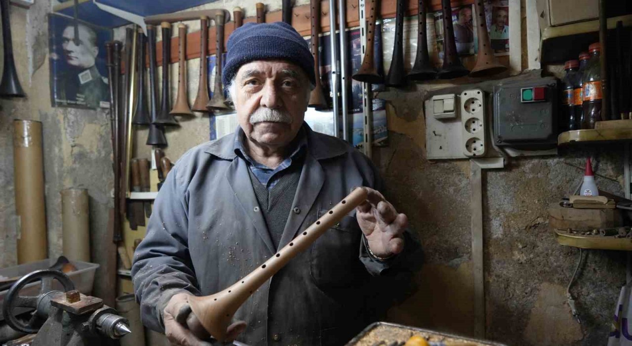 Gaziantepte 70 yaşındaki usta, 60 yıldır geleneksel yöntemlerle zurna üretiyor