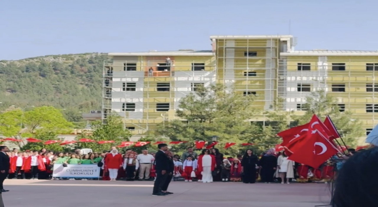 Gaziantepte inşaat işçilerinin İstiklal Marşı duyarlılığı duygulandırdı