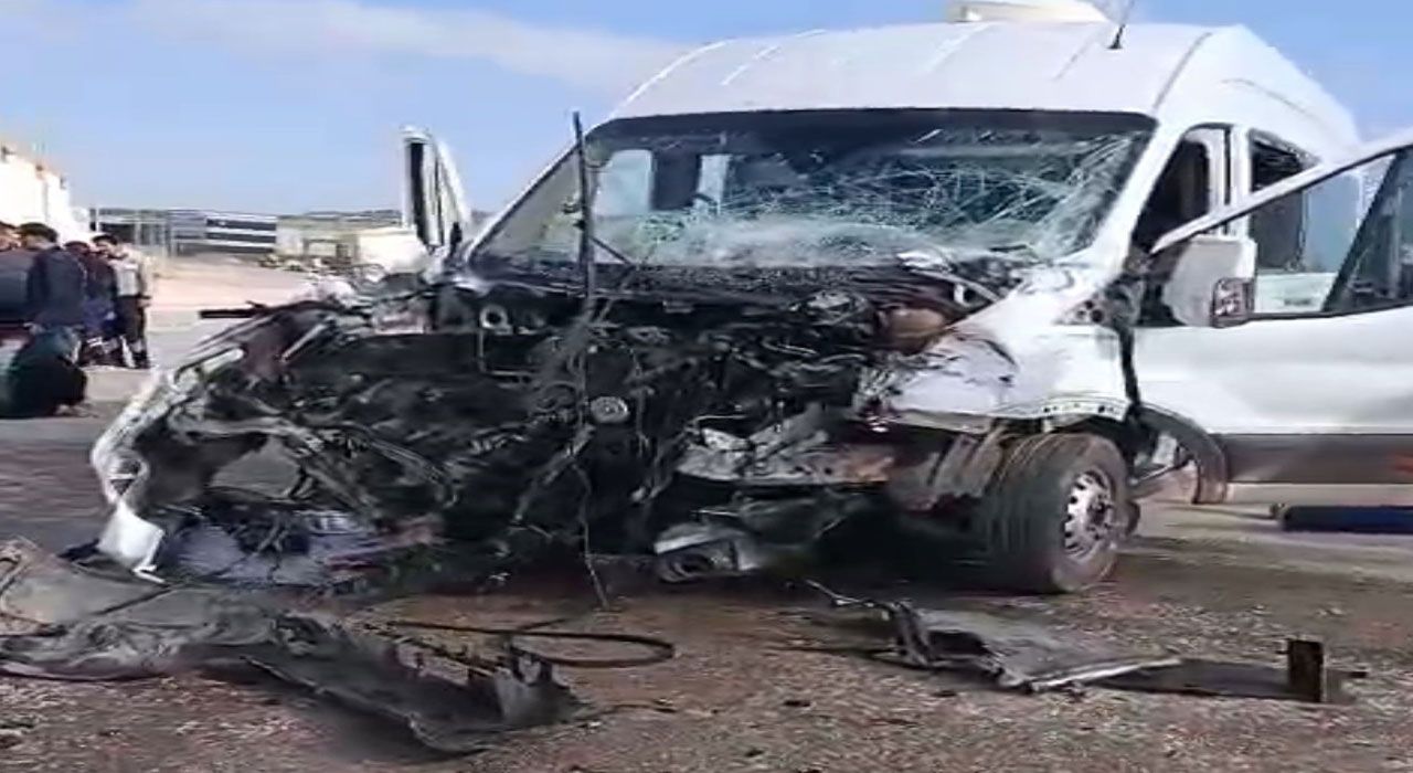 Gaziantep'te İşçi Servisi ile Tır Çarpıştı: 9 İşçi Yaralandı