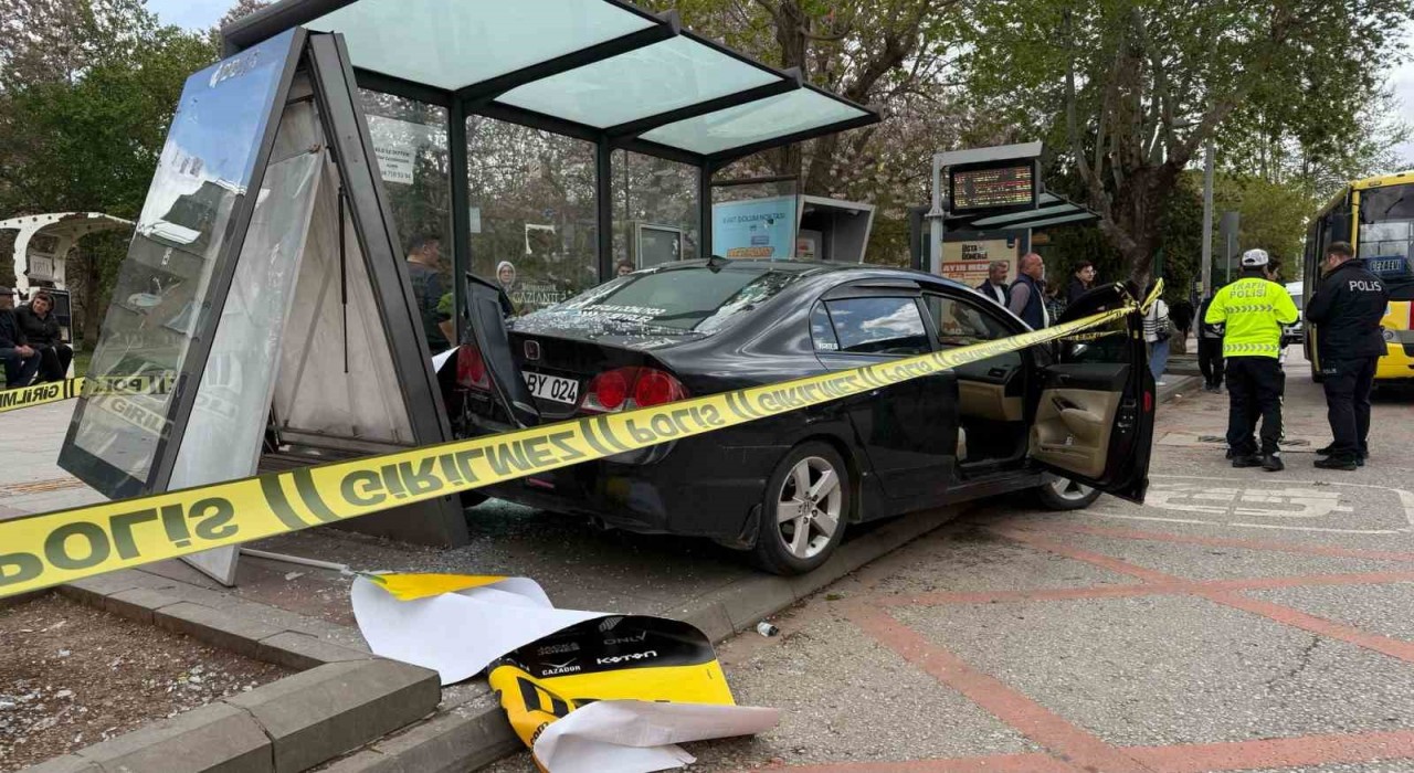 Gaziantepte kontrolden çıkan otomobil, otobüs durağına daldı: 5 yaralı
