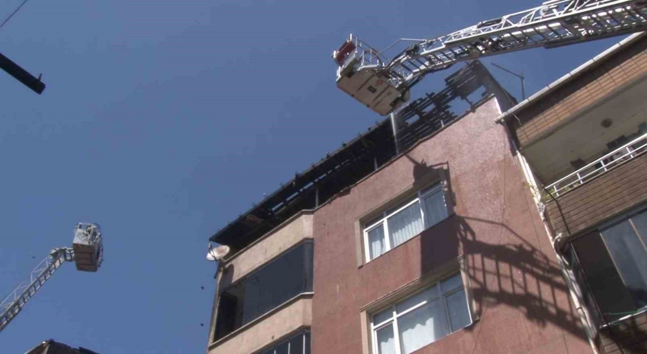 Gaziosmanpaşada 4 katlı binada yangın çıktı, 1 kişi dumandan etkilendi