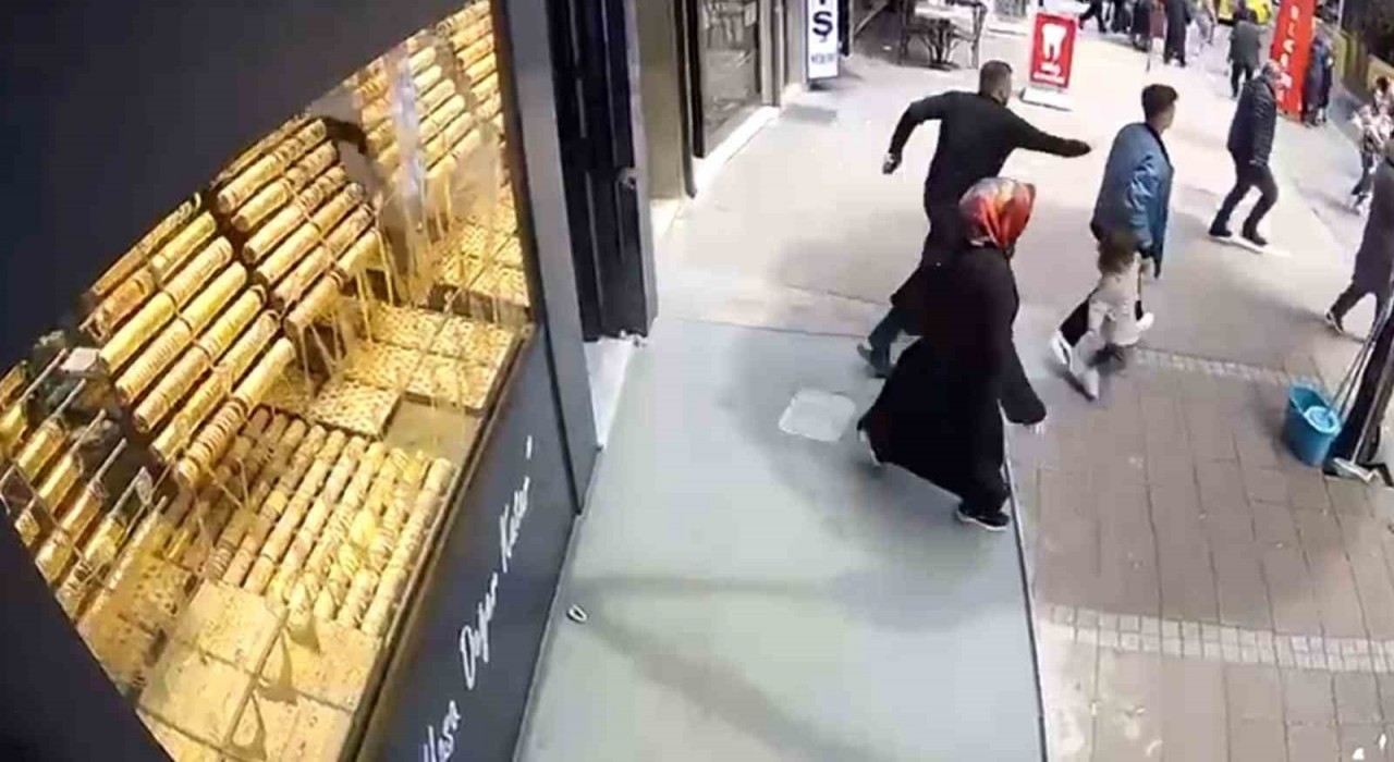 Gaziosmanpaşada deprem paniğiyle aşağı atlamak istedi: Vatandaşların atlama çığlıkları kameraya yansıdı