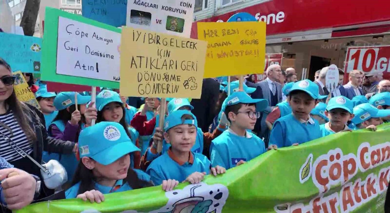 Gebzeli öğrencilerden Sıfır Atık Projesine destek yürüyüşü