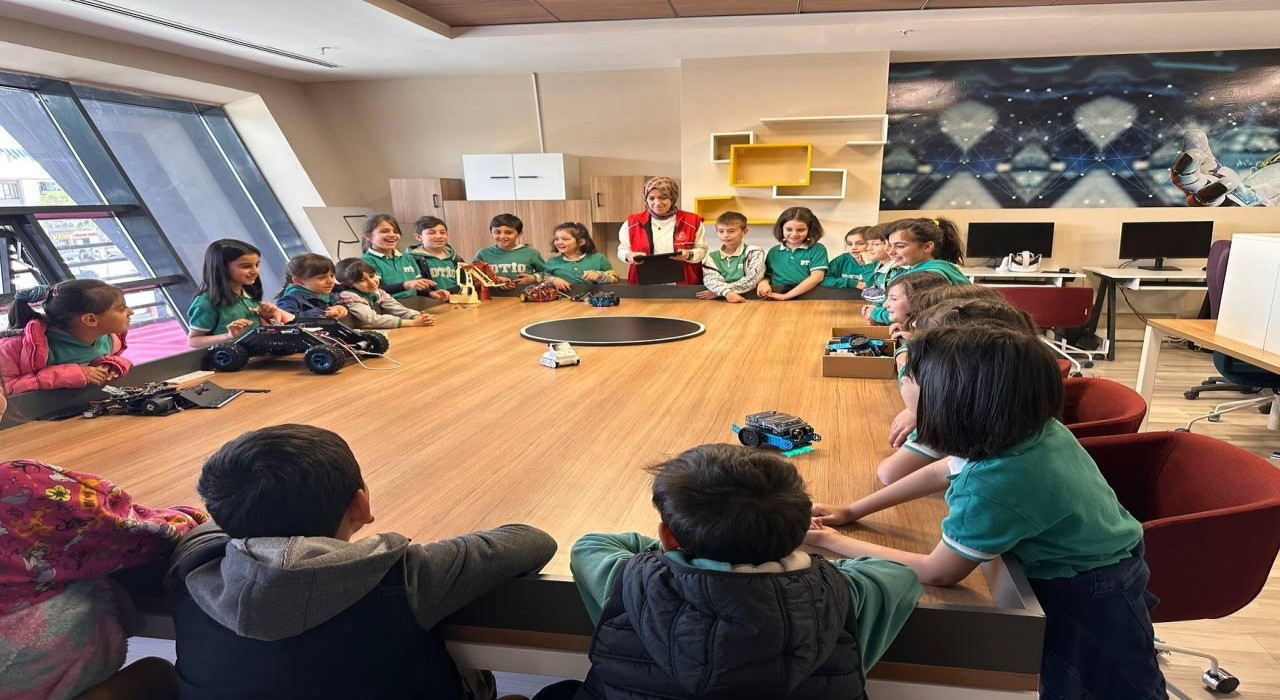 Geleceğin teknoloji liderleri 13 Şubat Gençlik Merkezinde yetişiyor