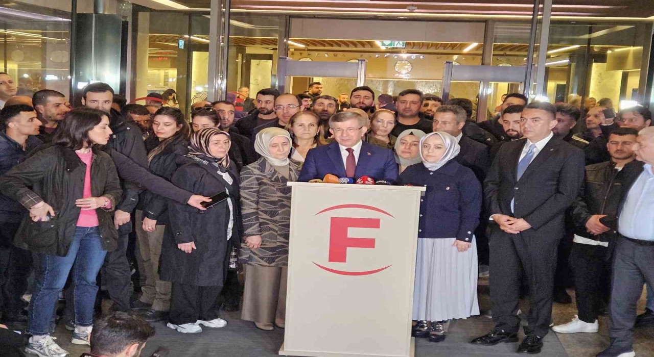 Gelecek Partisi Genel Başkanı Davutoğlu, Sırrı Süreyya Önderi hastanede ziyaret etti