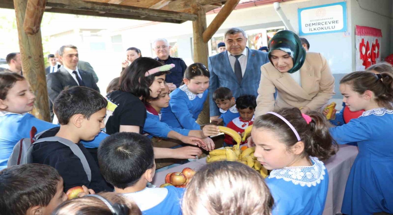 Gelenekten Geleceğe Sağlıklı Nesiller projesiyle öğrencilere meyve desteği