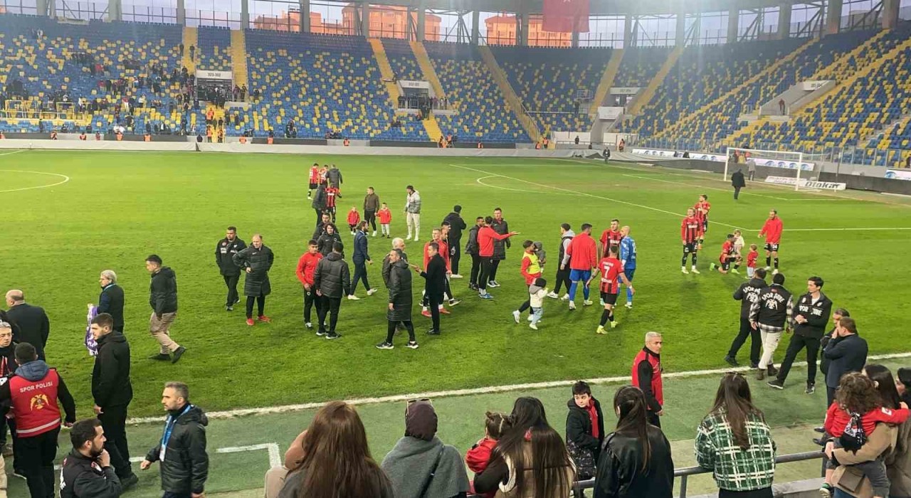 Gençlerbirliği oyuncusu Fıratcan Üzümden saygısız davranış