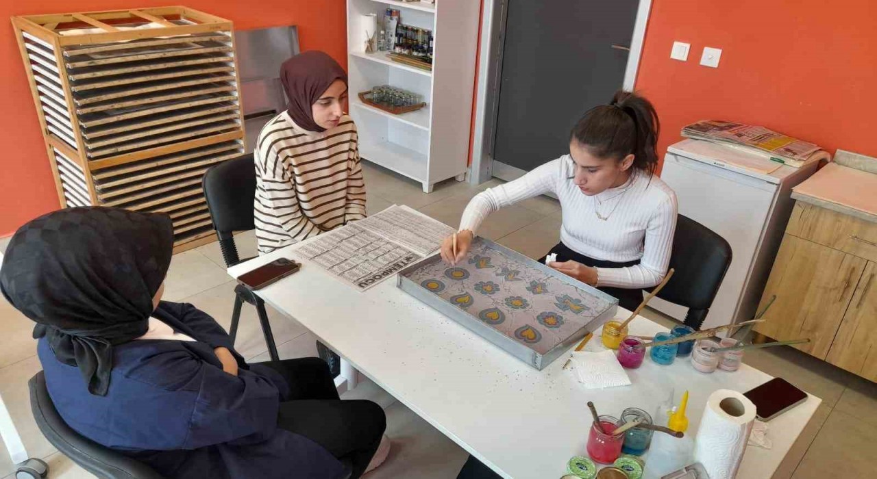 Gençlere Ebru ve El Sanatları Kursu düzenlendi