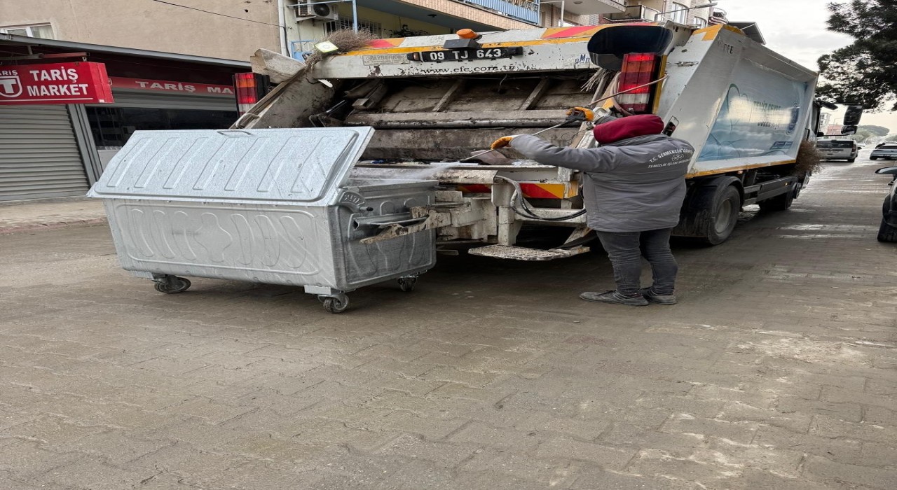 Germencik Belediyesi çöp konteynerlerini ilaçlıyor