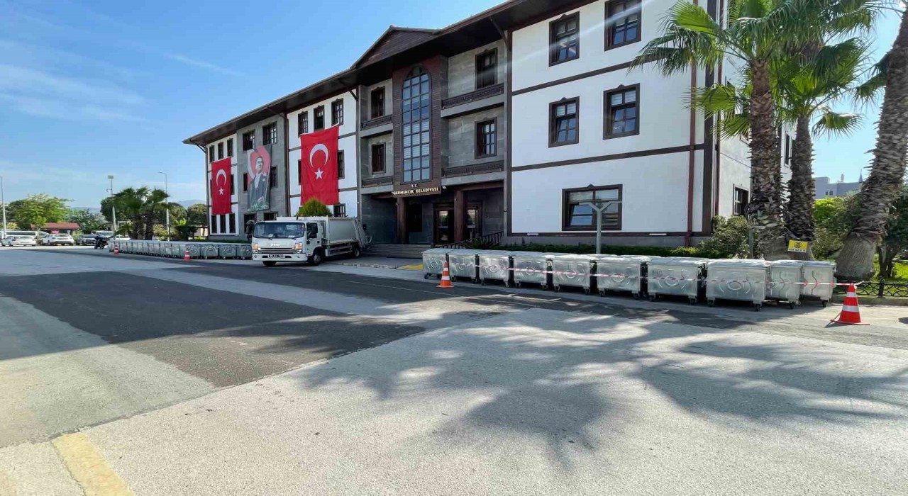 Germencikte yeni çöp kamyonu ve konteynerler sergileniyor