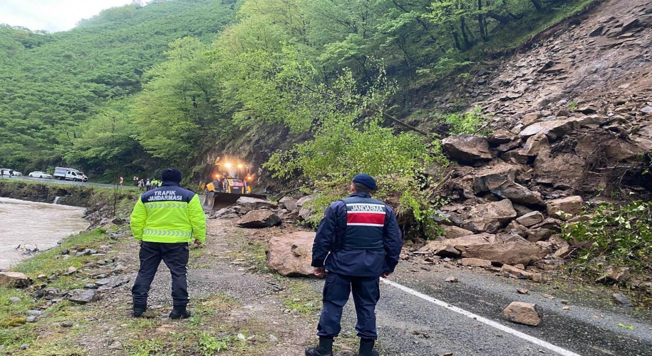 Giresunda heyelan: Yol trafiğe kapatıldı