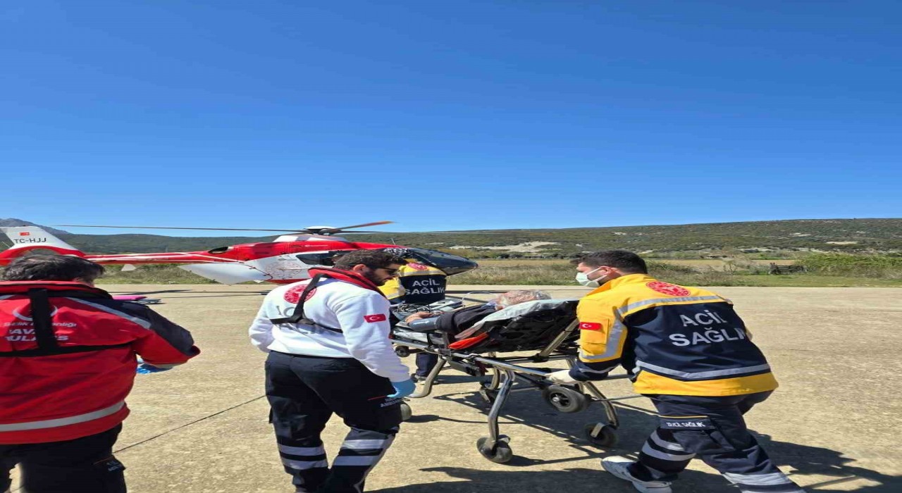 Gökçeadada kalp krizi geçiren hasta ambulans helikopter ile Çanakkaleye getirildi