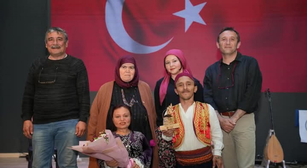 Gömeçte engelli oyuncular minik kalplere tiyatro ile dokundu