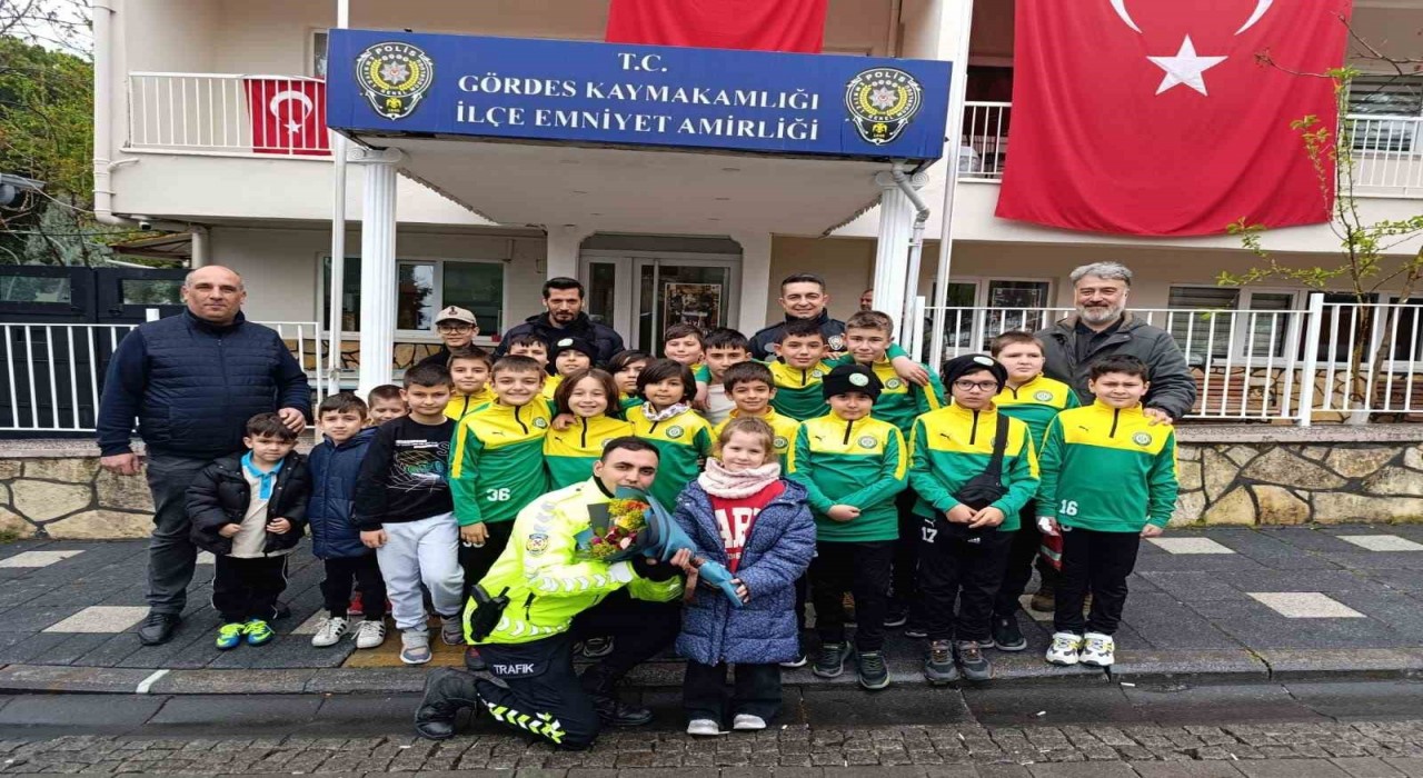 Gördesli minik futbolculardan emniyete ziyaret