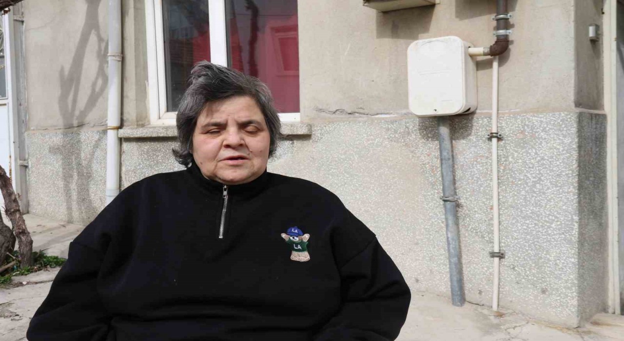 Görme engeline rağmen tek başına yaşayıp hayata dört elle sarılan kadın azmiyle taktir topluyor