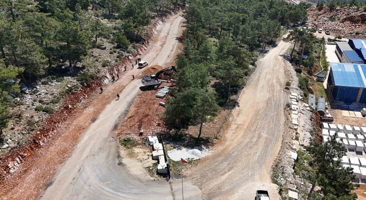 Gülnarda yol yapım çalışmaları sürüyor