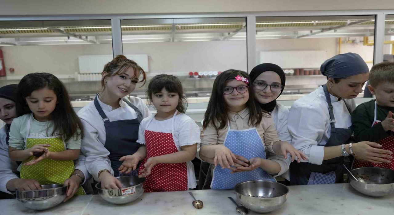 Gümüşhanede anaokulu öğrencileri 23 Nisanda aşçı oldu