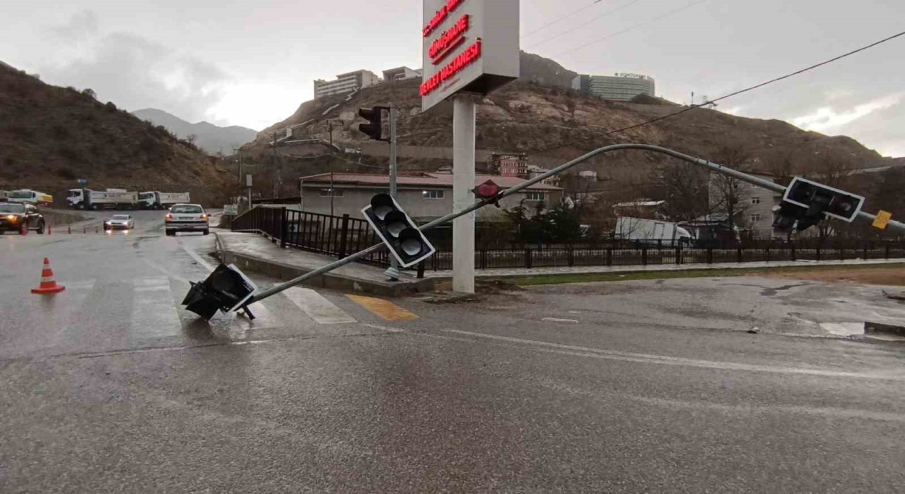 Gümüşhanede fırtına trafik ışıklarını devirdi