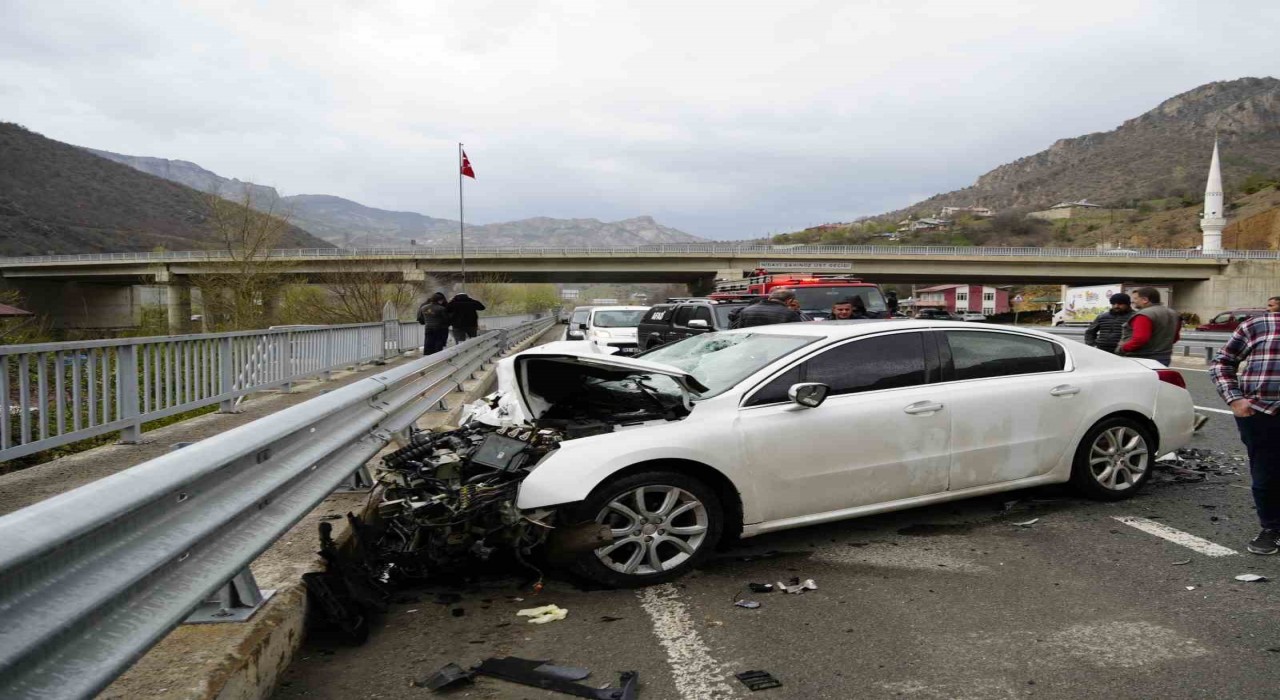 Gümüşhanede otomobil tıra çarptı: 2 kişi yaralandı