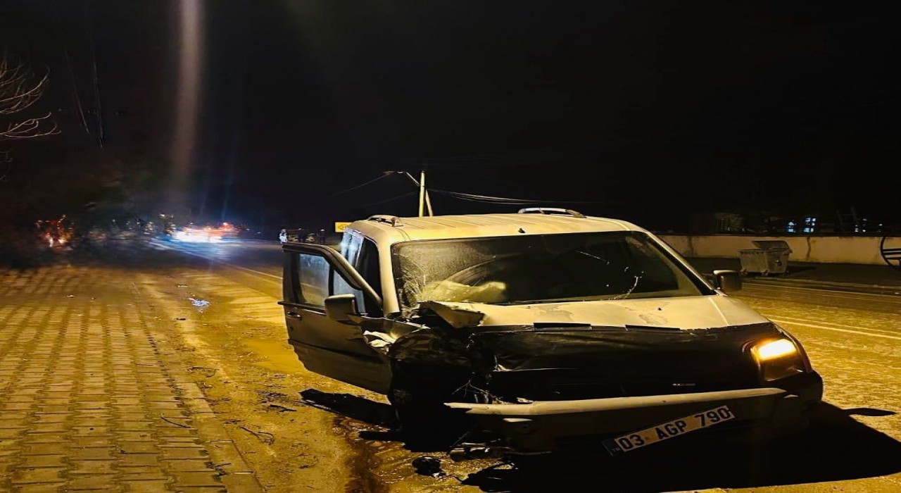 Hafif ticari araç traktörle çarpıştı, 2 kişi yaralandı
