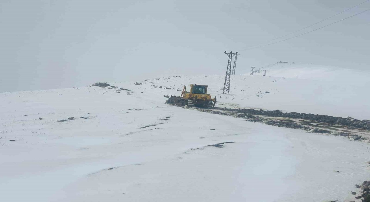 Hakkaride 2 köy ve 1 mezra yolu ulaşıma kapandı