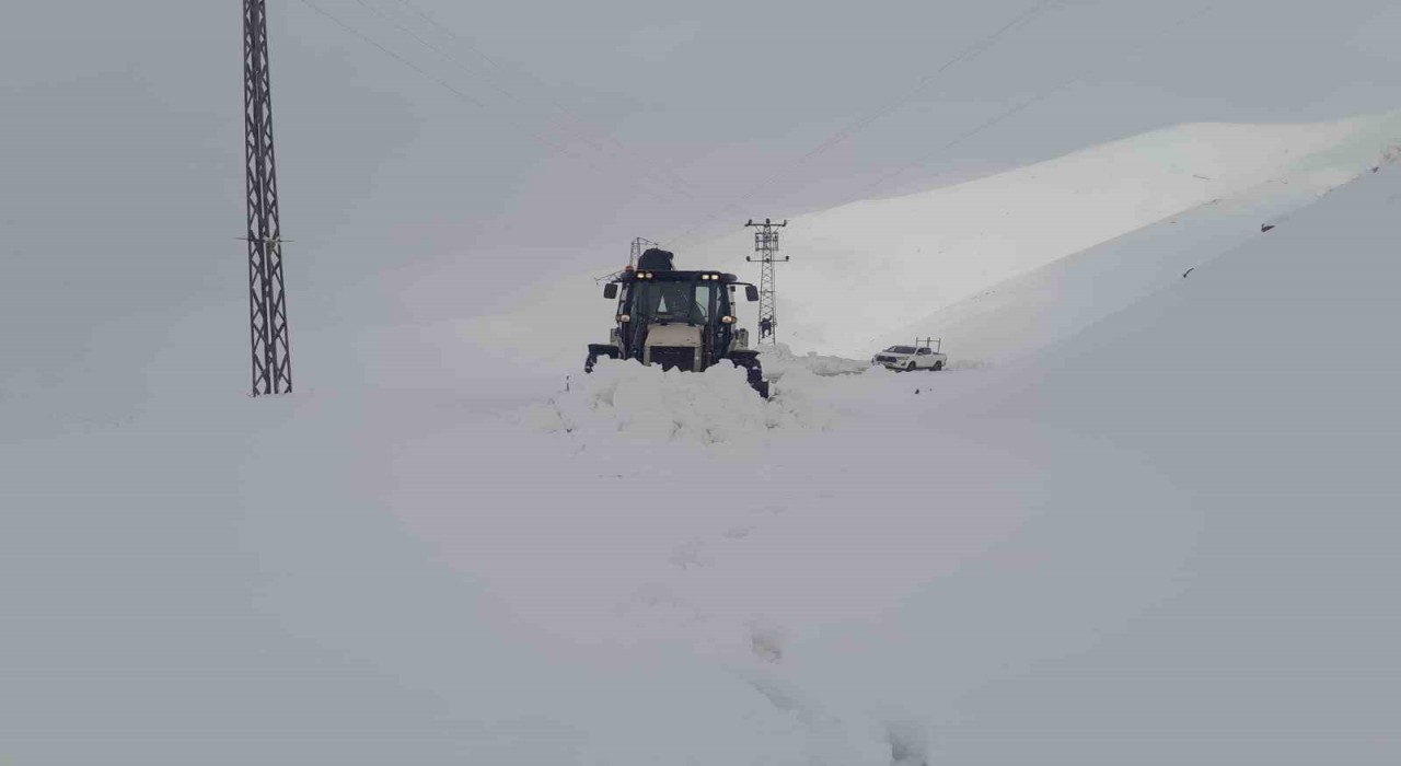 Hakkaride 37 köy yolu ulaşıma kapandı