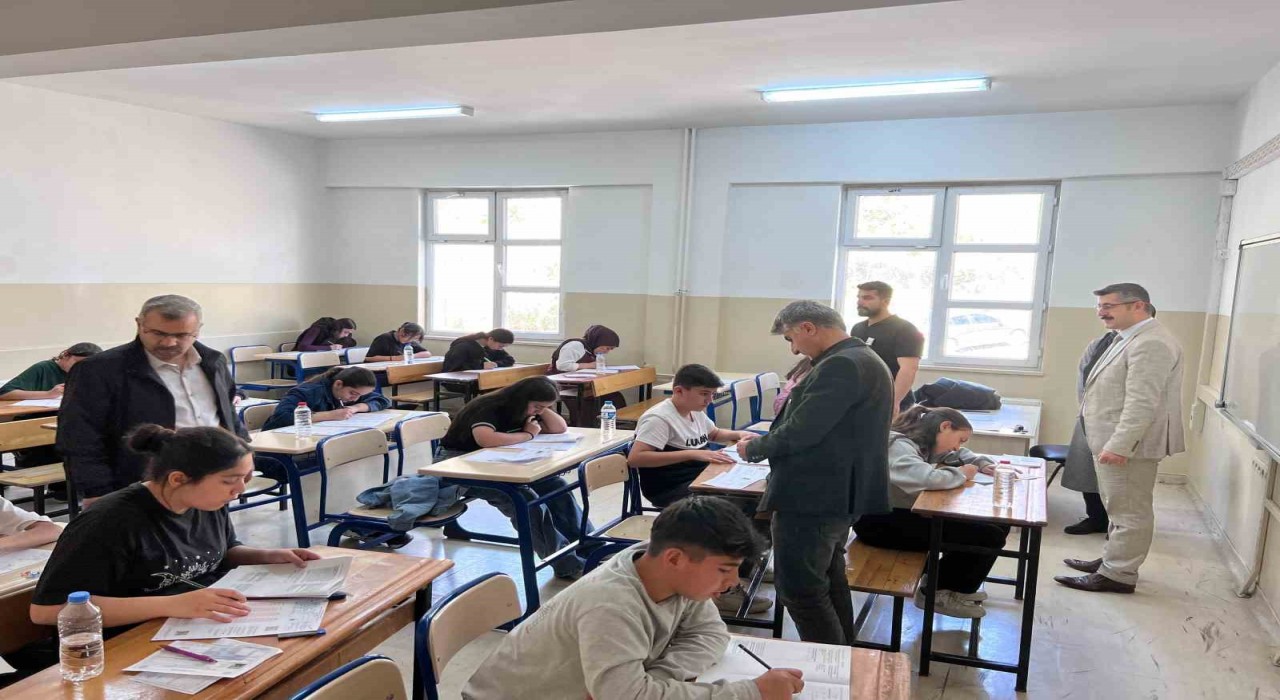 Hakkaride bursluluk sınavı başarıyla tamamlandı