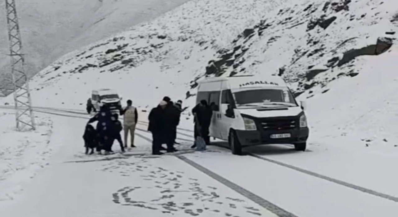 Hakkaride iki minibüs karla kaplı yolda mahsur kaldı