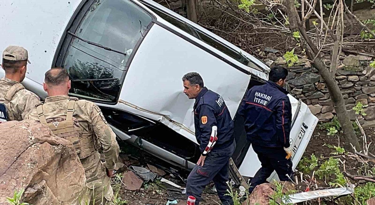 Hakkaride otomobil şarampole yuvarlandı: 4 yaralı