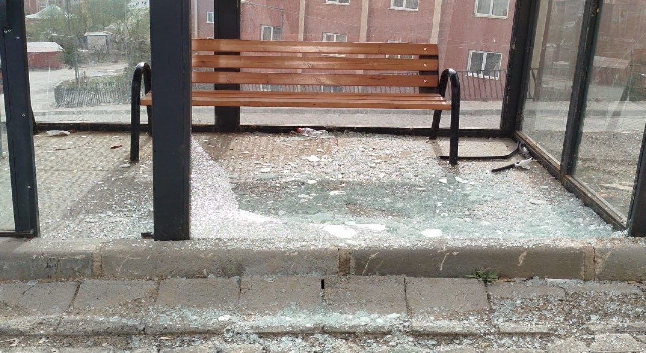 Hakkaride park ve duraklara zarar verildi