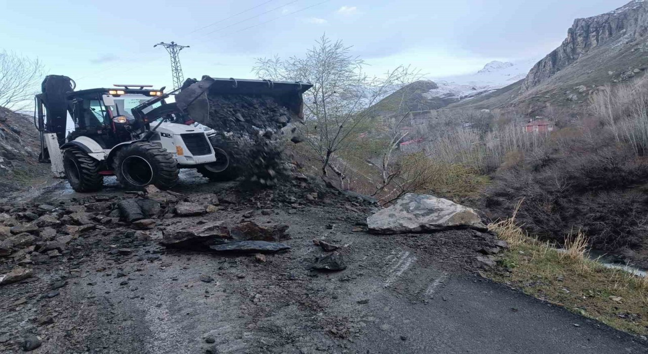 Hakkaride yola düşen kayalar temizlendi