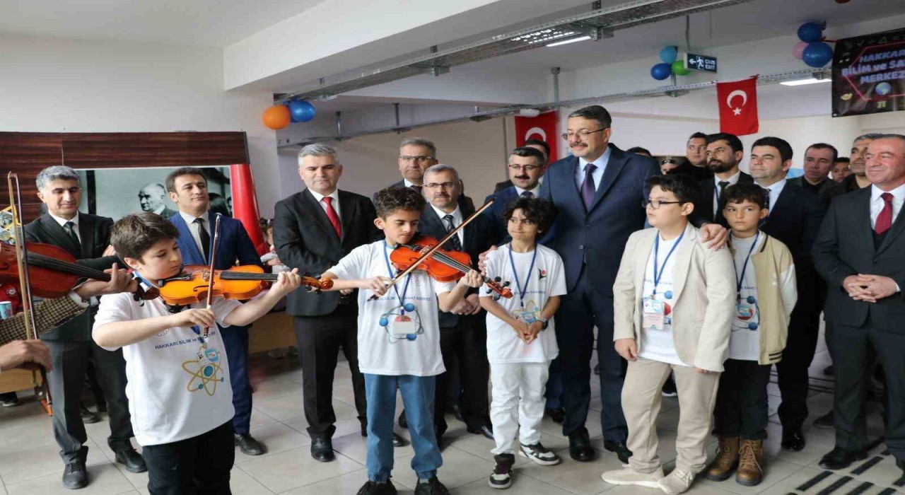 Hakkâride bilim ve sanat sergisi ziyarete açıldı