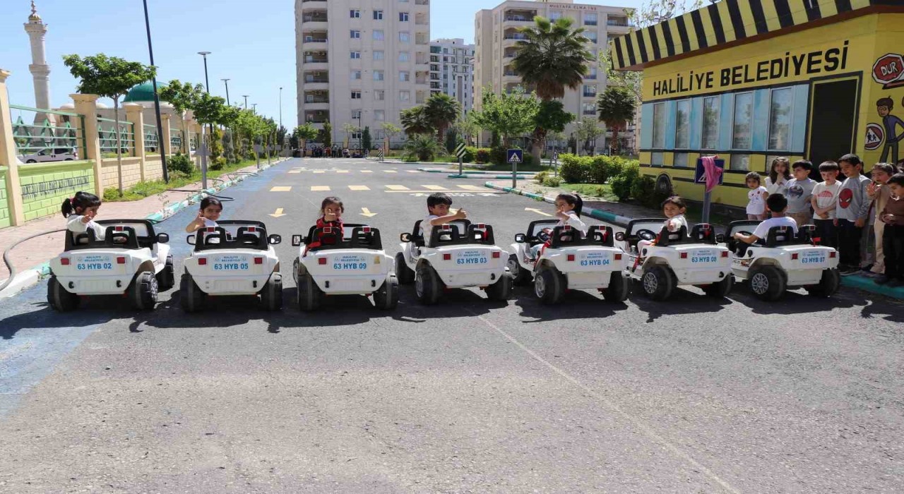 Haliliyede minikler hem sürücü oldu hem kuralları öğrendi