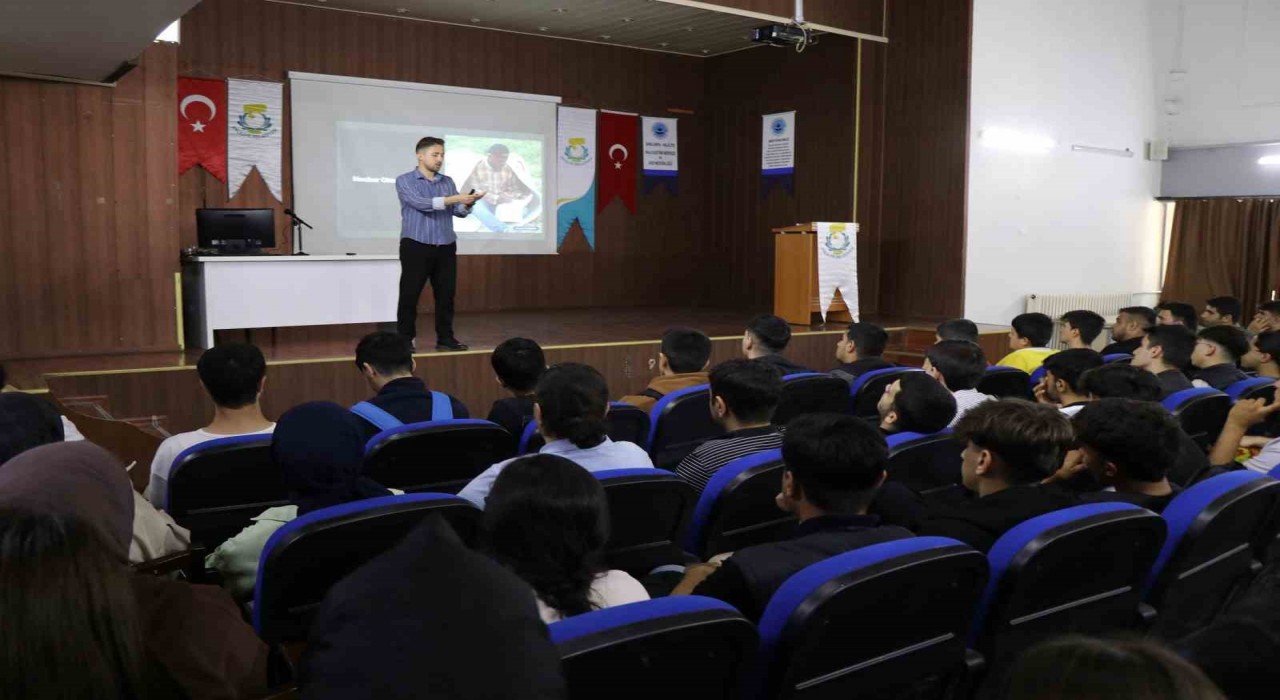 Haliliyede sınava hazırlanan gençlere motivasyon semineri