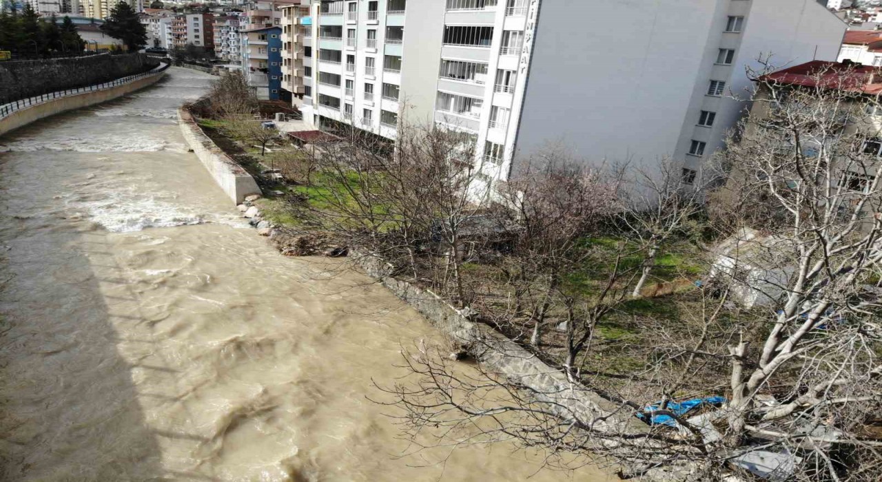 Harşit Çayında yükselen su seviyesi vatandaşları tedirgin ediyor