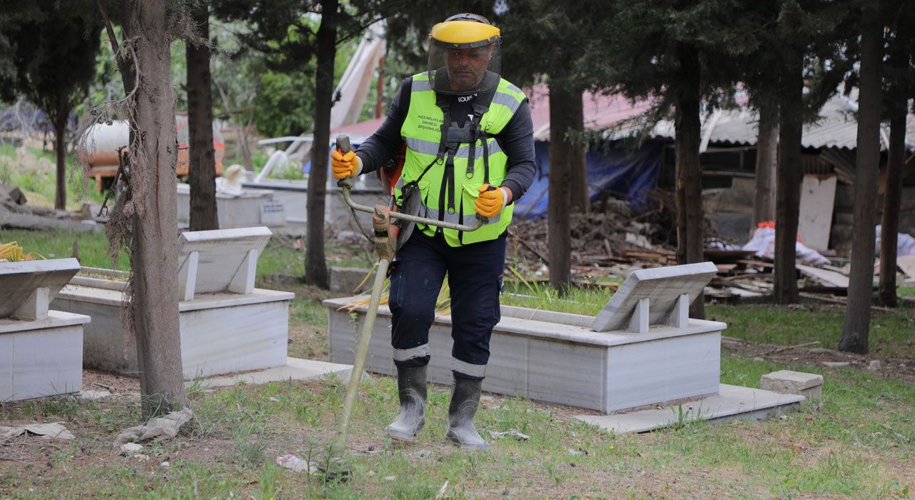 Hatay Büyükşehir Belediyesi’nden Mezarlıklarda Kapsamlı Temizlik ve Bakım Çalışması