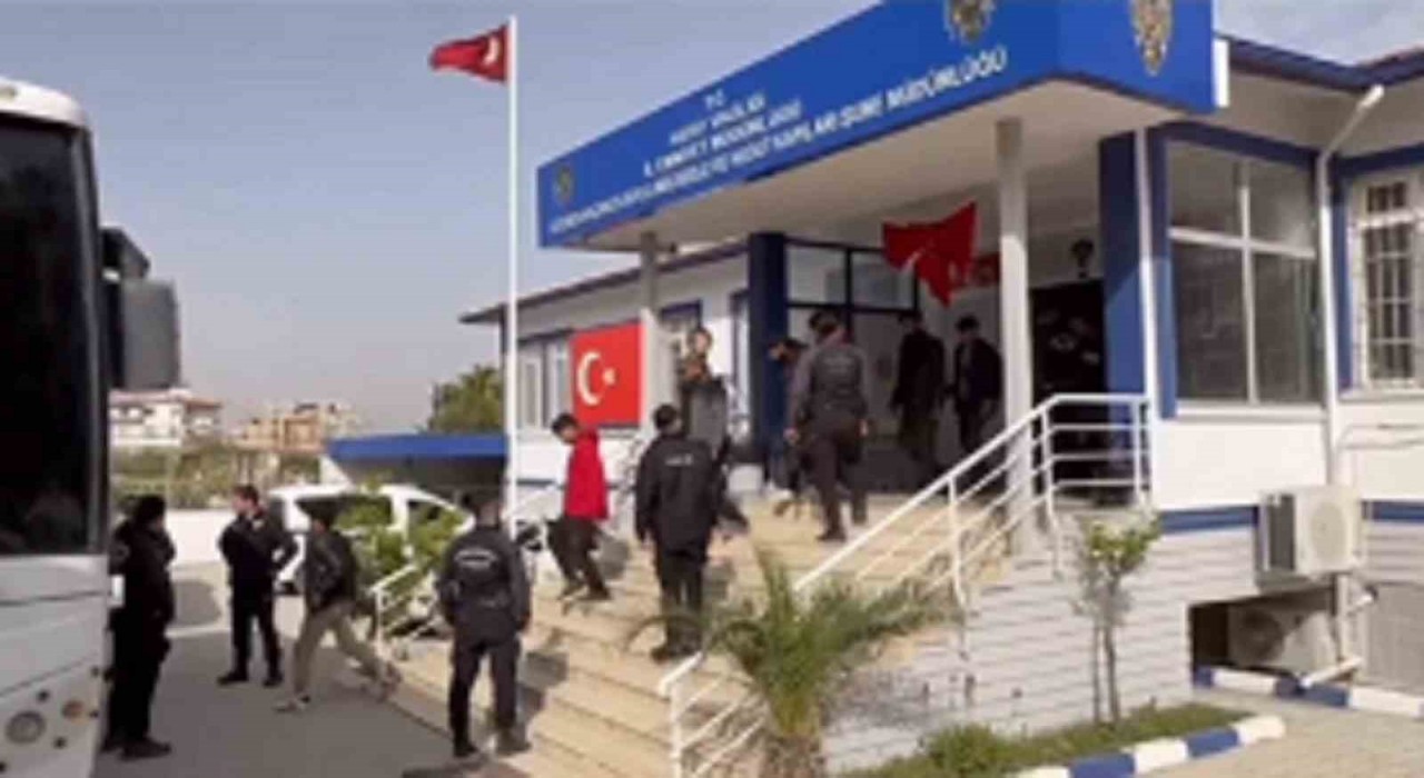 Hatayda 60 kaçak göçmen yakalandı, 3 organizatör tutuklandı