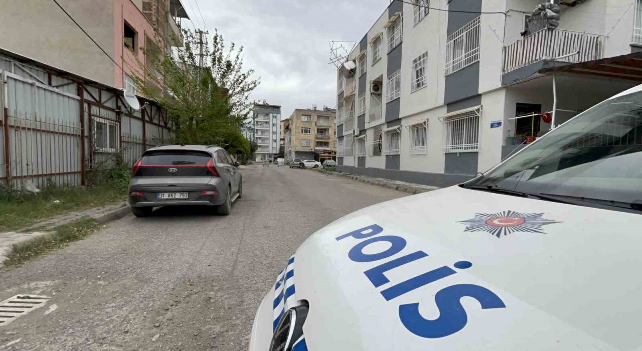 Hatayda şiddetli fırtına: Su deposu devrildi, konteynerleri uçurdu