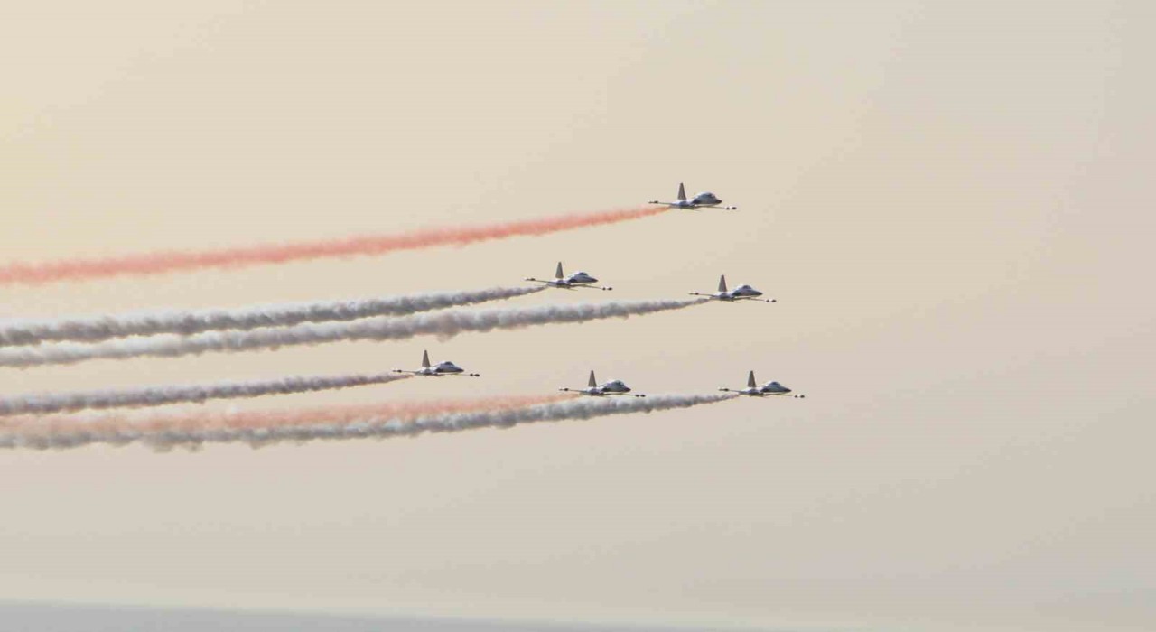Hatayda Türk Yıldızlarının gösterisi hayran bıraktı
