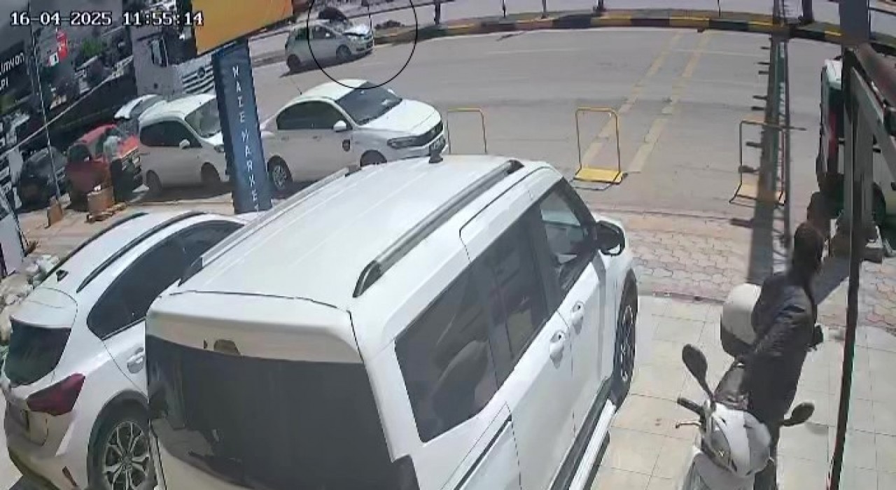 Hataydaki ölümlü kazada 2 kadının metrelerce havaya uçtuğu anlar kamerada