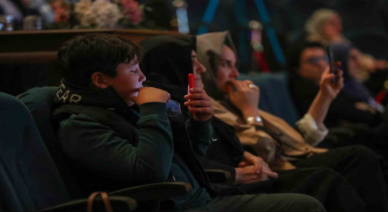 Hep Otuz Üç Yaşında filmine yoğun ilgi