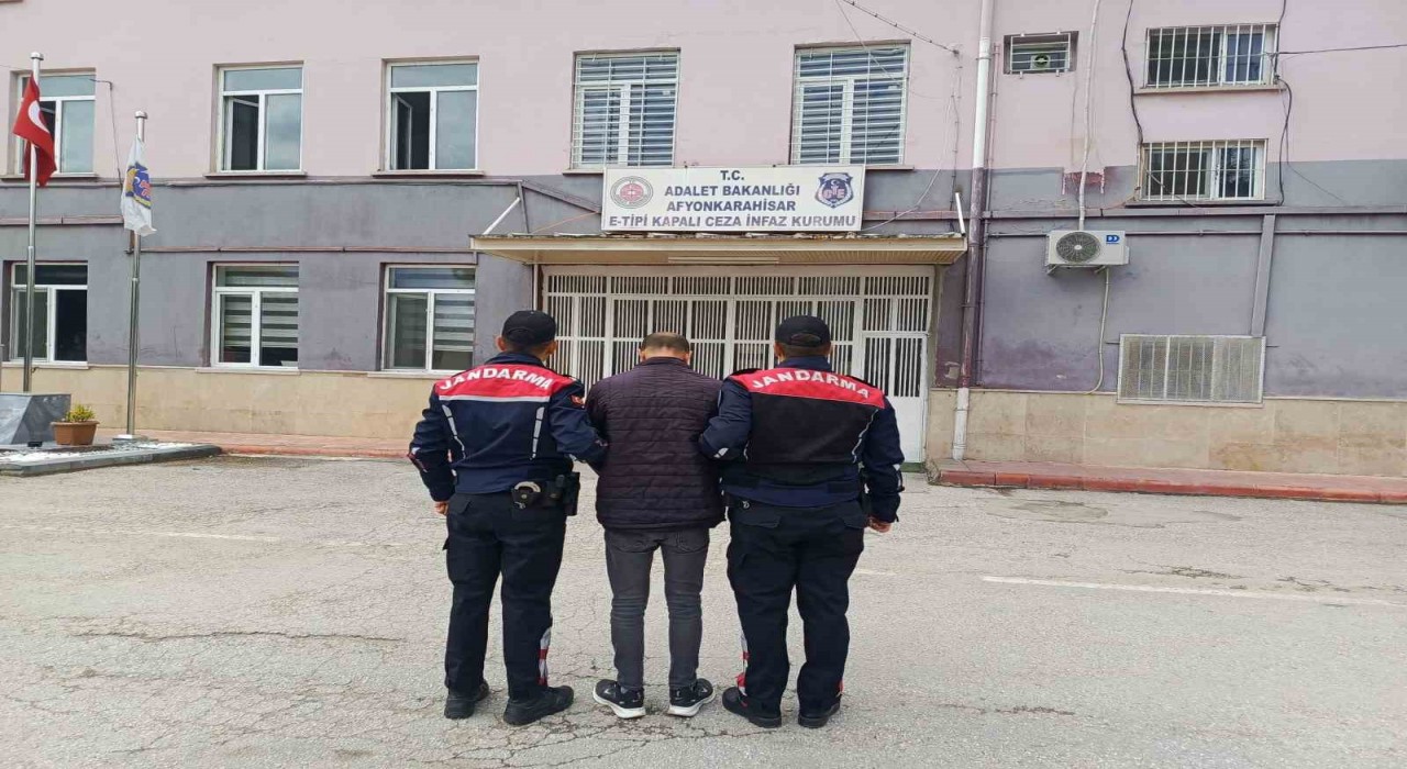 Hırsızlık suçundan aranan şahsı jandarma yakaladı