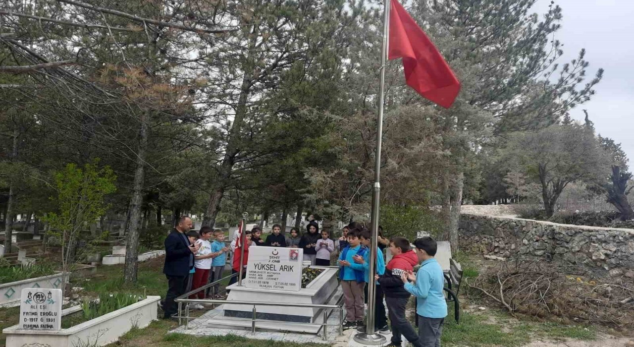 Hisarcıkta minik öğrenciler şehitleri unutmadı
