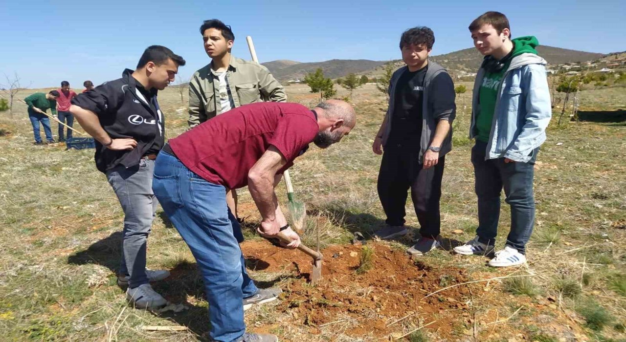 Hüyükte şehitler anısına fidanlar toprakla buluşturuldu