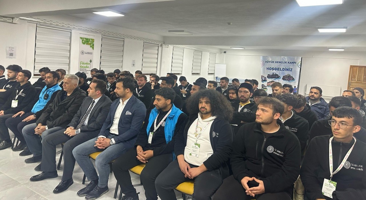 Hüyükteki kampta gençler tarımı öğreniyor
