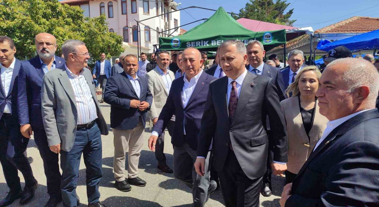 İçişleri Bakanı Ali Yerlikayadan Mevlüt Çavuşoğluna taziye ziyareti