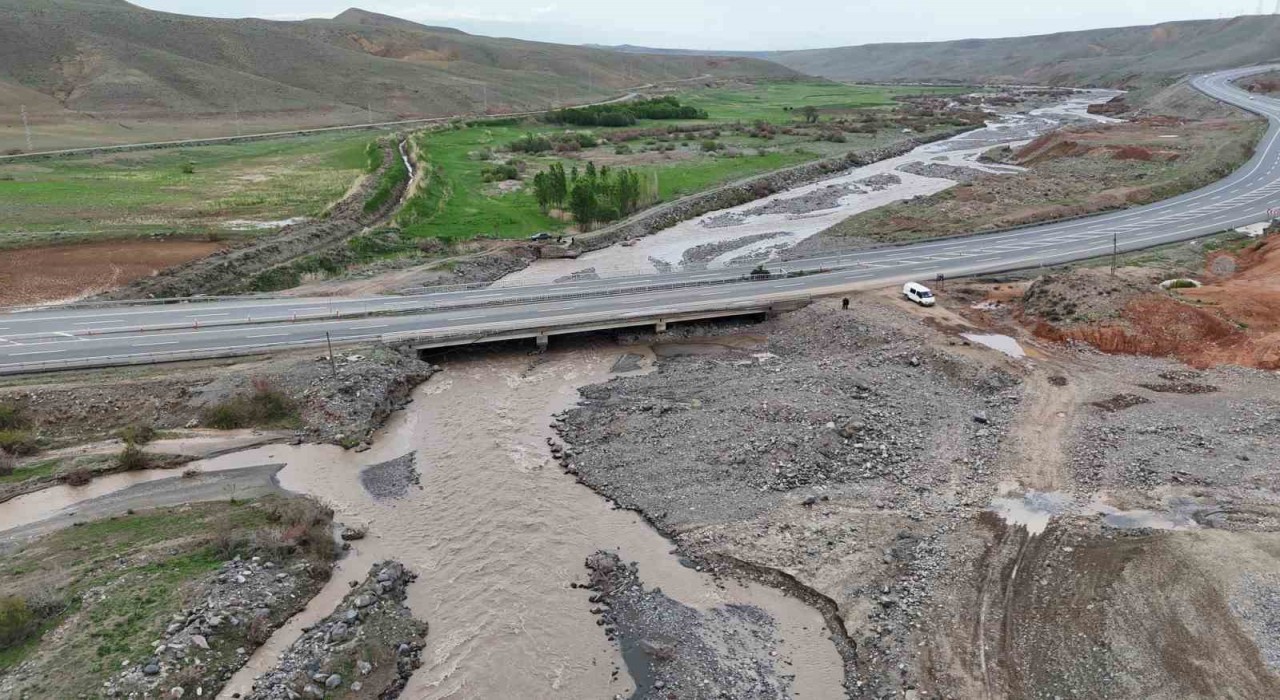 Iğdırda kuvvetli yağışlar ve eriyen kar suları akarsuların debisini artırdı