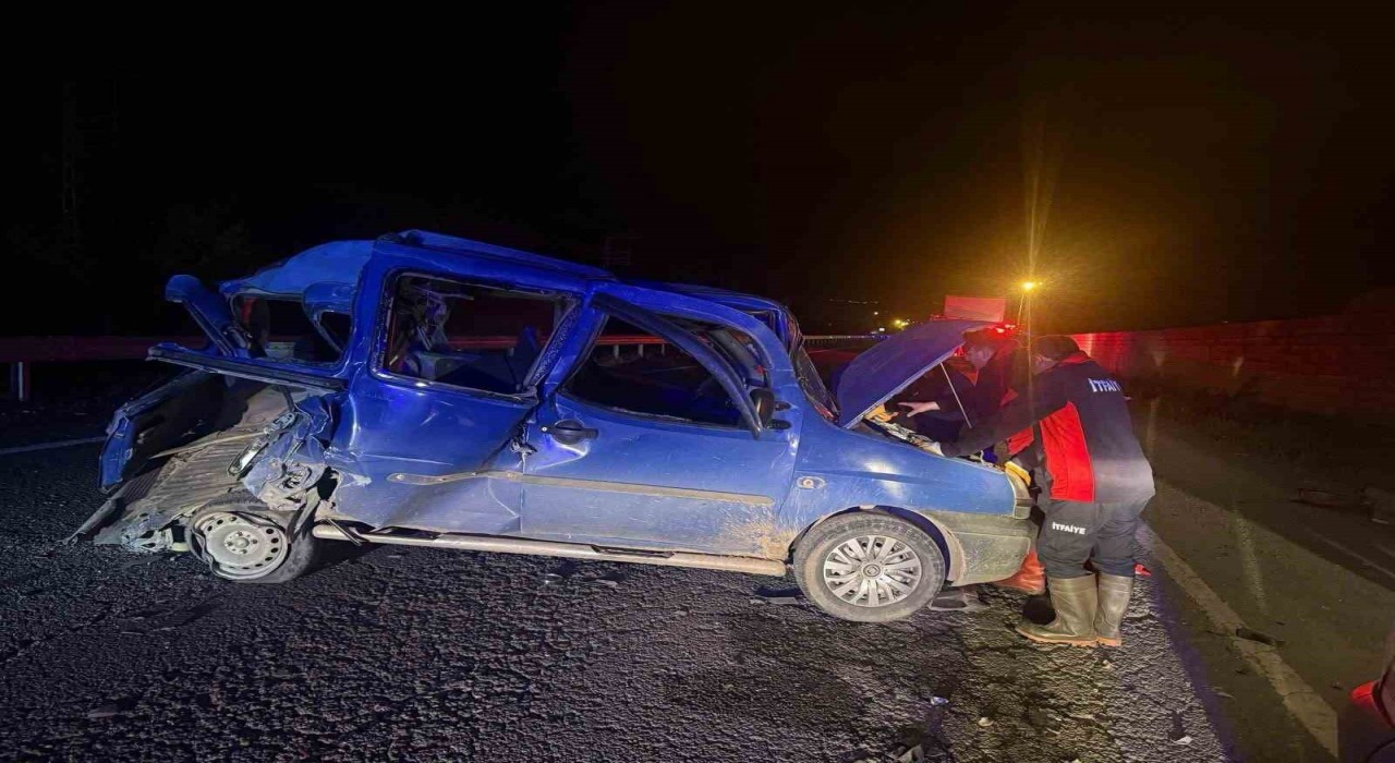 Iğdırda Tır otomobile arkadan çarptı