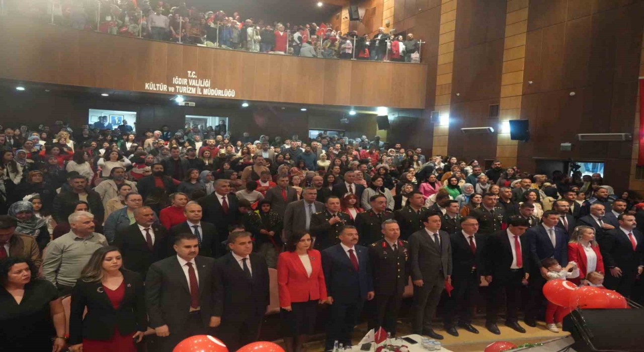 Iğdırda yağışa rağmen aileler çocukları ile 23 Nisan kutlama programına akın etti